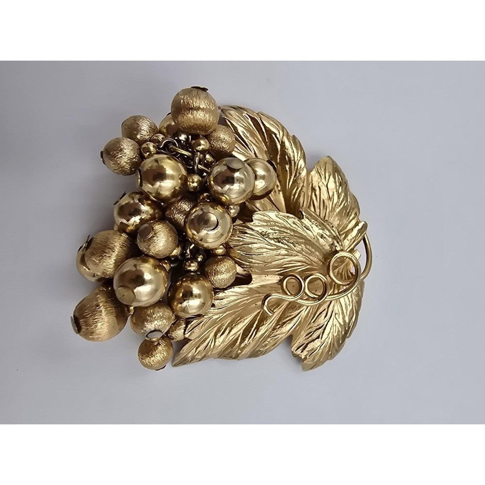 Vintage Napier Grape & Leaf Cluster Brooch Gold Tone Eugene Bertolli Dangle - Picture 3 of 8